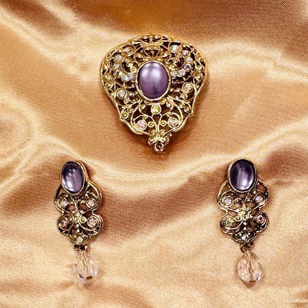 AVANTI GOLD TONE FILIGREE PURPLE CABOCHON, RHINESTONE BROOCH AND EARRINGS